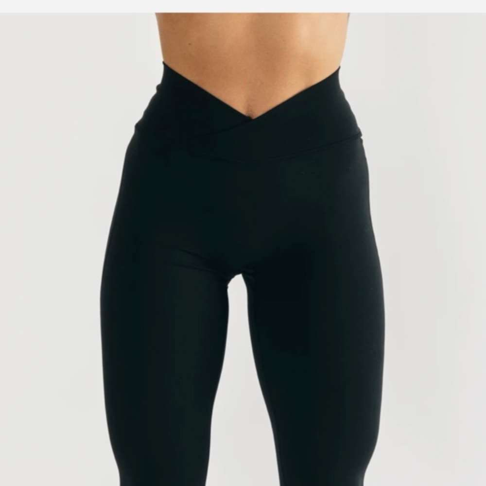 Alphalete Athletics Surface Power Leggings in Black